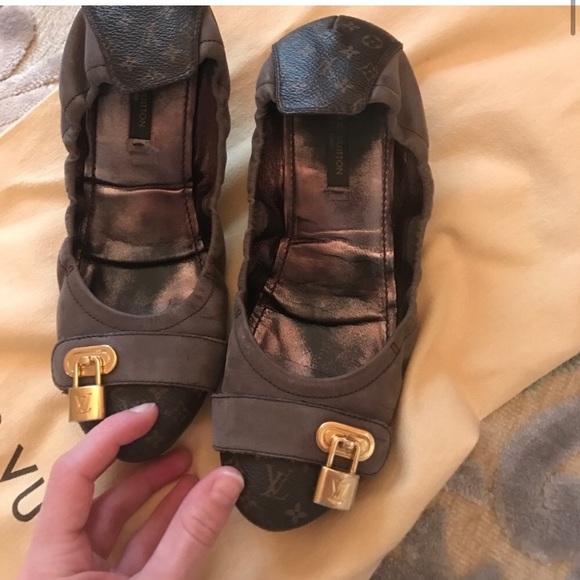 Classic Louis Vuitton Flats - Picture 2 of 8